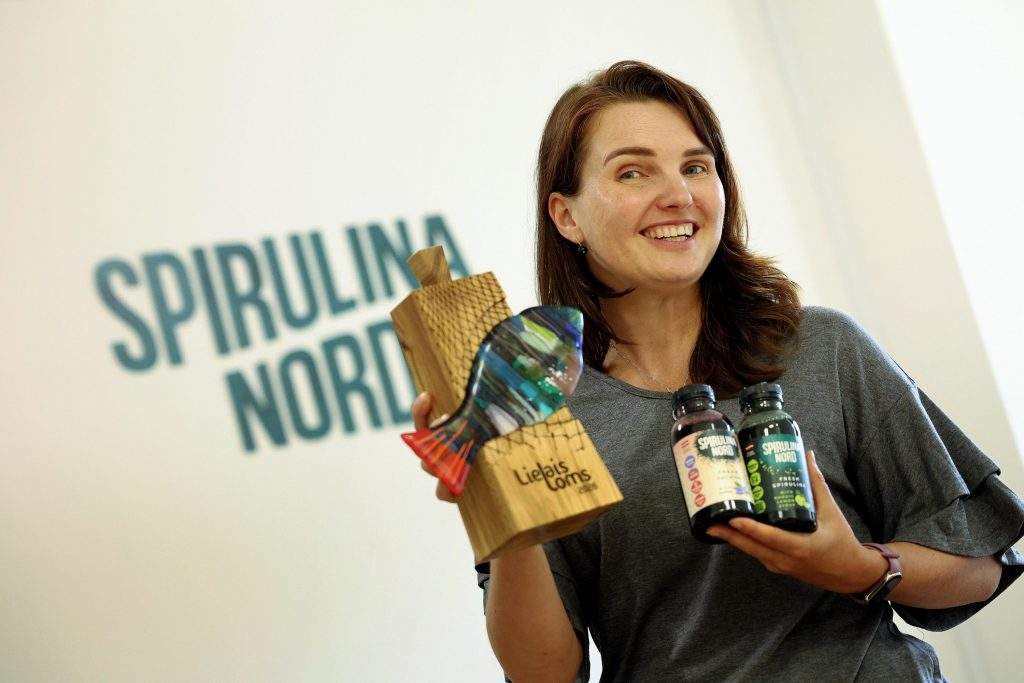 No "gudra akvārija" līdz pudelei pusstundā – kā Latvijā top spirulīna, kas garšo arī bērniem
